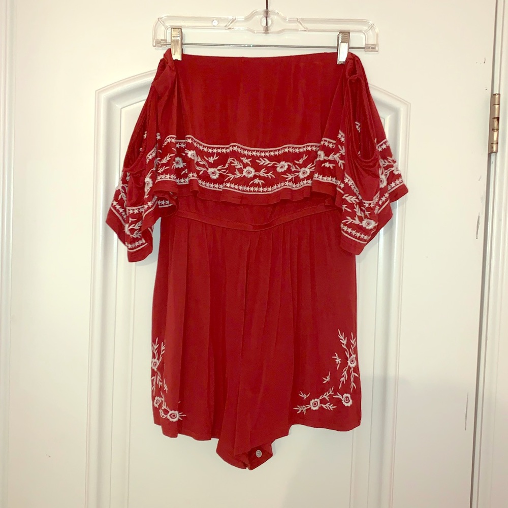 Super cute and strapless romper!